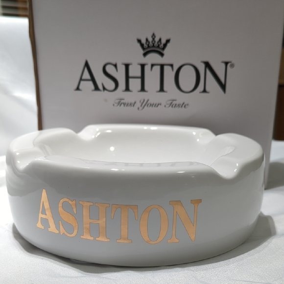 White and Gold Ceramic ASHTON CIGAR Ashtray.. Amazing And New!!! - Picture 1 of 10